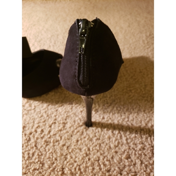 Strappy black and gold high-heeled shoe - Picture 2 of 3